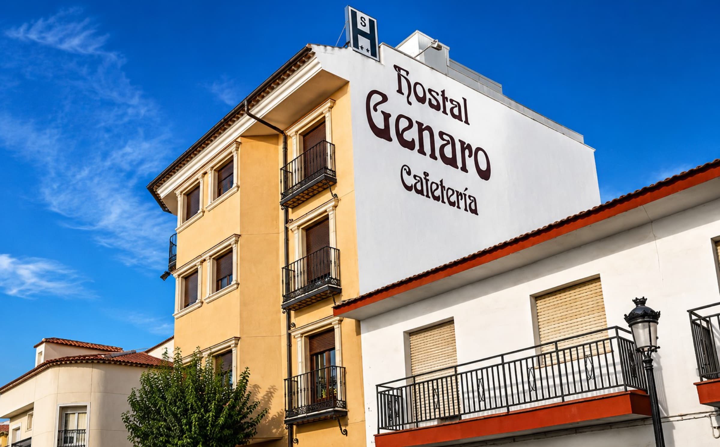 Fachada del Hostal Genaro en Socuéllamos