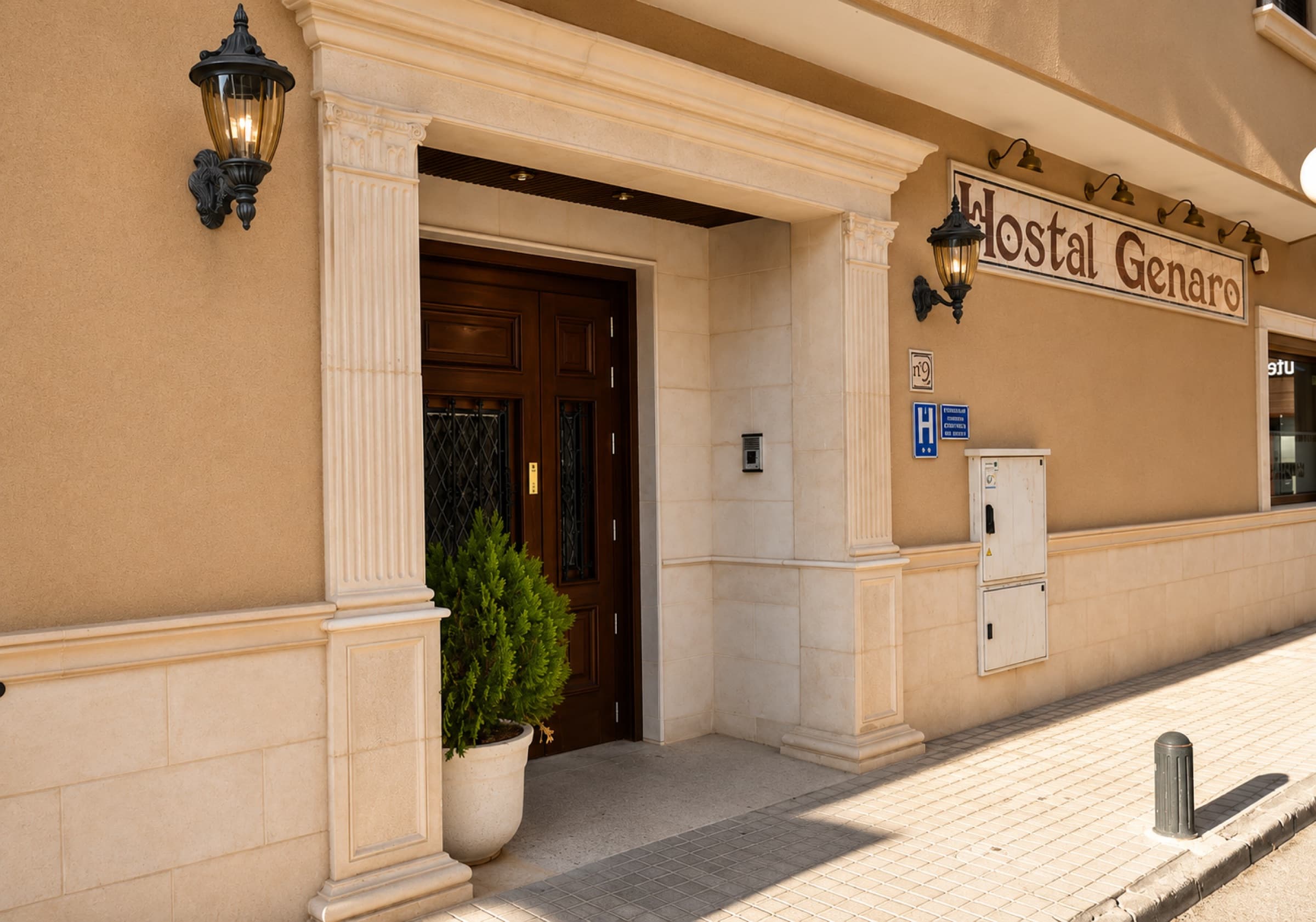 Entrada principal del Hostal Genaro en Socuéllamos